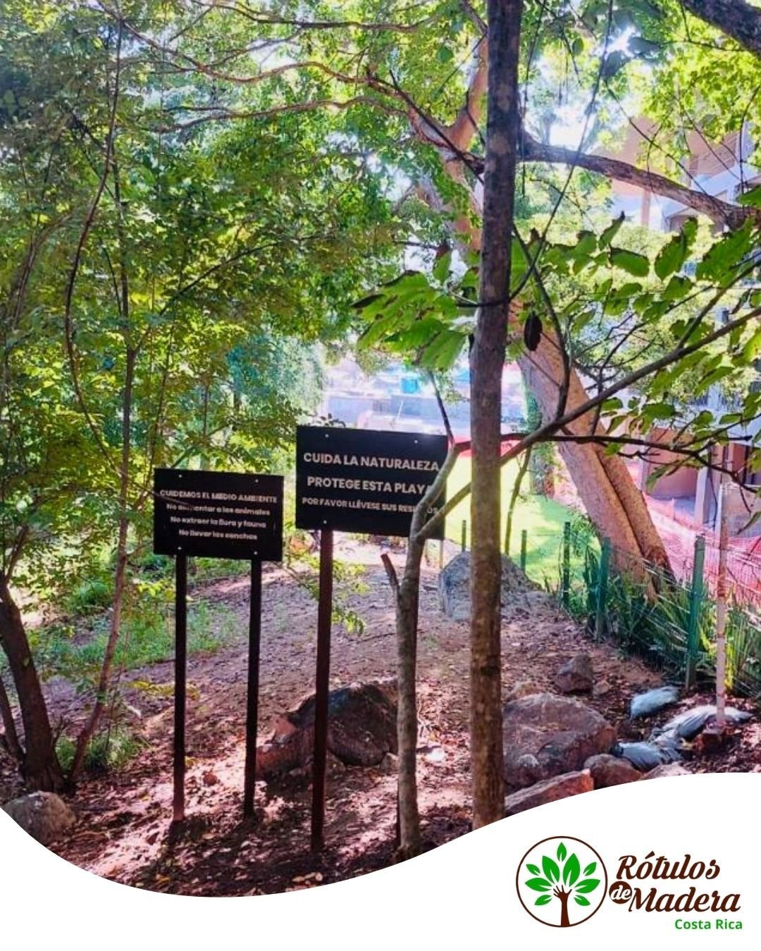 Rótulos de ubicación y advertencia en madera para espacios turísticos
